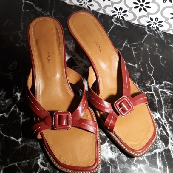 Banana Republic 8 red kitten heels - Picture 2 of 5